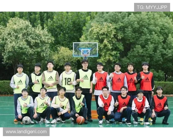 以篮球为纽带探索团队协作与青春奋斗精神的深层内涵 以篮球为纽带探索团队协作与青春奋斗精神的深层内涵